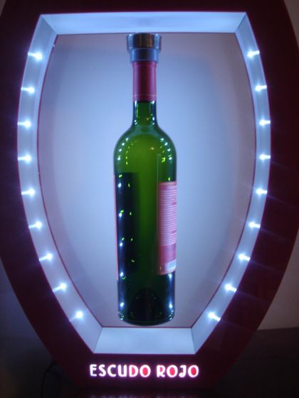 présentoir bouteille - bouteille de vin flottant éclairée par des leds