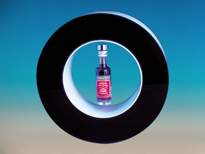présentoir design - présentoir lévitation en forme de cercle avec bouteille flottant au milieu